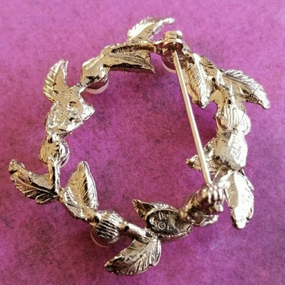 Relisted -Vintage leaf wreath brooch pin faux pearl silver tone - Picture 5 of 5